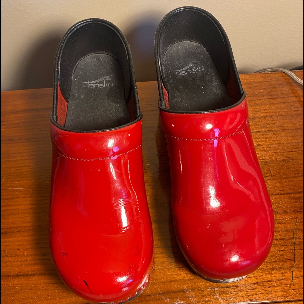 Cherry red Danskos